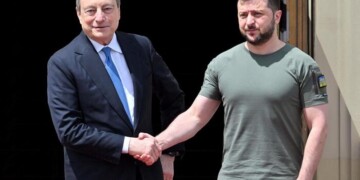 Ukrainian President Volodymyr Zelensky shakes hand with Prime minister of Italy Mario Draghi (L) in Mariinsky Palace, in Kyiv, on June 16, 2022. - It is the first time that the leaders of the three European Union countries have visited Kyiv since Russia's February 24 invasion of Ukraine. (Photo by Sergei SUPINSKY / AFP)