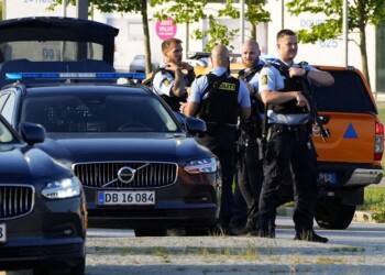 Ανοιχτός παραμένει ο απολογισμός της επίθεσης στο εμπορικό κέντρο στην Κοπεγχάγη, με τις αρχές να κάνουν λόγο για πολλούς νεκρούς, αλλά χωρίς να είναι σε θέση να αποκλείσουν το ενδεχόμενο τρομοκρατικής επίθεσης.