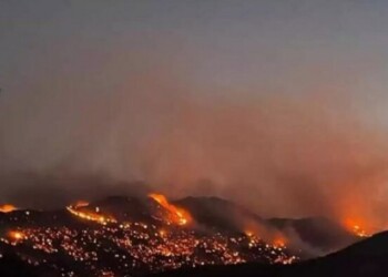 Για δεύτερη ημέρα μαίνεται ανεξέλεγκτη η φωτιά στην περιοχή δήμου Αγίου Βασιλείου στο Ρέθυμνο της Κρήτης, με την πυροσβεστική να μην παράσχει επαρκή ενημέρωση