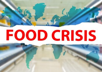 Transborder food crisis. Supermarket with blurred empty shelves. Text food crisis and world map. Global hunger. Shortage of meal in different countries. Global food crisis. 3d rendering.