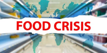 Transborder food crisis. Supermarket with blurred empty shelves. Text food crisis and world map. Global hunger. Shortage of meal in different countries. Global food crisis. 3d rendering.