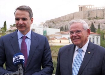 Μηνύματα για το υψηλό επίπεδο των διμερών σχέσεων ΗΠΑ και Ελλάδας καθώς και σε διαπροσωπικό επίπεδο έστειλαν με τη συνάντησή τους στο Μέγαρο Μαξλιμου Μητσοτάκης και Μενέντεζ,