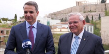 Μηνύματα για το υψηλό επίπεδο των διμερών σχέσεων ΗΠΑ και Ελλάδας καθώς και σε διαπροσωπικό επίπεδο έστειλαν με τη συνάντησή τους στο Μέγαρο Μαξλιμου Μητσοτάκης και Μενέντεζ,