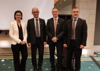 Από αριστερά: 
η κα Αγαπηδάκη Ειρήνη, Γενική Γραμματέας Δημόσιας Υγείας, Υπουργείο Υγεία
Σπύρος Γκίκας, Γενικός Διευθυντής Ελλάδας & Κύπρου, GE Healthcare
ο κ. Μερκούρης Σταμάτιος, Δρ., Διευθυντής Ακτινολόγος, Κέντρο Μαστού, Metropolitan General,
ο κ. Κωτσιόπουλος Ιωάννης, Γενικός Γραμματέας Υπηρεσιών Υγείας, Υπουργείο Υγείας