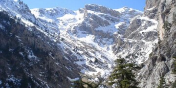 Χιονοστιβάδες και ροές συντριμμιών στο Όρος Χελμός: Σπάνιες αλλά καταστροφικές