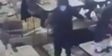Ένας νεκρός και δύο τραυματίες είναι ο απολογισμός μαφιόζικης εκτέλεσης καταμεσής της πλατείας της Νέας Σμύρνης στο καφέ-μπαρ  pop-up, αργά το βράδυ της Κυριακής.