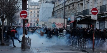 Επεισόδια έχουν ξεσπάσει στο Παρίσι περιμετρικά του σημείου όπου 69χρονος Γάλλος εκτέλεσε τρεις Κούρδους, καθώς όλα δείχνουν πως τα κίνητρα ήταν ρατσιστικά