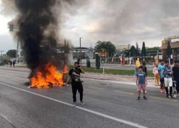 Κλιμακώνονται τις τελευταίες ώρες οι κινητοποιήσεις των Ρομά που διαμαρτύρονται για την αστυνομική βία και αυθαιρεσία και τον κοινωνικό ρατσισμό