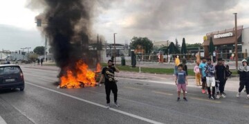 Κλιμακώνονται τις τελευταίες ώρες οι κινητοποιήσεις των Ρομά που διαμαρτύρονται για την αστυνομική βία και αυθαιρεσία και τον κοινωνικό ρατσισμό
