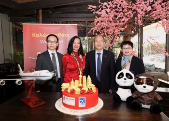 Από αριστερά ο κ. Fan Heyun, General Manager Greece, Air China, η κ. Ιωάννα Παπαδοπούλου, Διευθύντρια Επικοινωνίας & Μάρκετινγκ, Διεθνής Αερολιμένας Αθηνών, ο Εξοχότατος Πρέσβης της Λαϊκής Δημοκρατίας της Κίνας στην Ελλάδα, κ. Xiao Junzheng, και η κ. Li Ying, Counsellor, Πρεσβεία της Λαϊκής Δημοκρατίας της Κίνας στην Ελλάδα