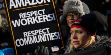 Την πρώτη στην ιστορία απεργία στην Amazon ξεκίνησαν οι εργαζόμενοι στη Μεγάλη Βρετανία, διαμαρτυρόμενοι για τους χαμηλούς μισθούς, ενώ το συνδικαλιστικό κίνημα