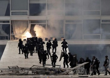 Σθεναρή απάντηση στην προσπάθεια πραξικοπηματικής κατάλυσης της έννομης τάξης από ακροδεξιές ομάδες και έρευνα για τους χρηματοδότες τους, προανήγγειλε ο νεοκλεγής πρόεδρος της Βραζιλίας Λουίς Ινάσιο ντα Σίλβα