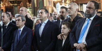 Ως κίνηση υψηλού συμβολισμού αξιολογούν φίλα προσκείμενα στην αντιπολίτευση media την χειραψία του Αλέξη Τσίπρα με τον Βαγγέλη Μαρινάκη