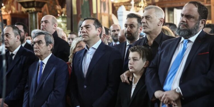 Ως κίνηση υψηλού συμβολισμού αξιολογούν φίλα προσκείμενα στην αντιπολίτευση media την χειραψία του Αλέξη Τσίπρα με τον Βαγγέλη Μαρινάκη