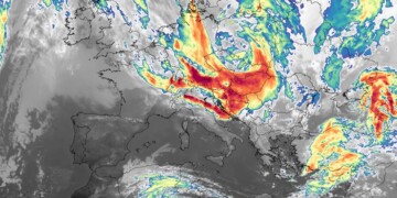 Meteo: Η Βαρβάρα ante portas: Η κίνηση των νεφών από δορυφόρο