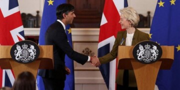 British Prime Minister Rishi Sunak and European Commission President Ursula von der Leyen shake hands as they hold a news conference at Windsor Guildhall, Britain, February 27, 2023. Dan Kitwood/Pool via REUTERS