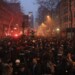 Σε κοινωνικές αναταραχές έχουν πλέον εξελιχθεί οι διαδηλώσεις για το συνταξιοδοτικό στη Γαλλία, ξυπνώντας μνήμες από τα "κίτρινα γιλέκα",