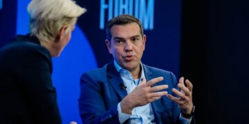 Το παράθυρο των κυβερνητικών συνεργασιών επιχείρησε να ανοίξει εκ νέου ο πρόεδρος του ΣΥΡΙΖΑ Αλέξης Τσίπρας, από το Οικονομικό Φόρουμ των Δελφών,