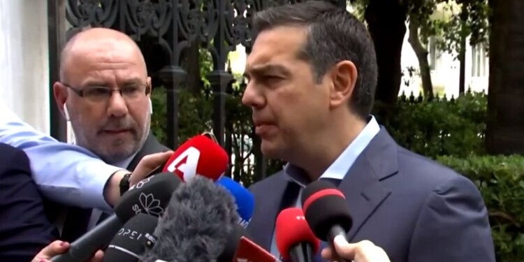 Δηλώσεις με τις οποίες επιχειρεί να επιδείξει πολιτικό ύψος, ηθικό σθένος και να επανεκκινήσει τη σχέση τους με τους πολίτες έκανε ο Αλέξης Τσίπρας εξερχόμενος του Προεδρικού Μεγάρου, όπου αρνήθηκε να παραλάβει διερευνητική εντολή, υποστηρίζοντας ότι δεν υπάρχουν οι συσχετισμοί,