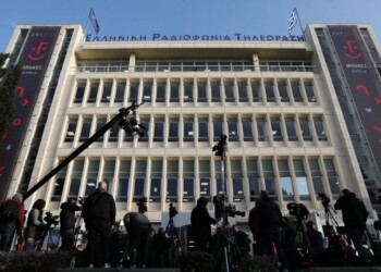 Debate με διακοσμητικούς δημοσιογράφους και στημένες ερωτήσεις