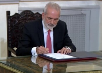 Ο 100ος πρωθυπουργός της Ελλάδας έγινε πριν από λίγο ο Γιάννης Σαρμάς που ορκίστηκε υπηρεσιακός πρωθυπουργό