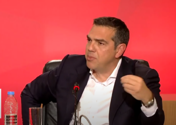 Σ
το μετεκλογικό σκηνικό μεταφέρεται πλέον η προεκλογική αντιπαράθεση, καθώς ο Αλέξης Τσίπρας επιχειρεί να προλειάνει το έδαφος για συγκλίσεις από την πρώτη εκλογή, ενώ ο Κυριάκος Μητσοτάκης επιχειρεί να υπονομεύσει οποιοδήποτε σενάριο συγκυβέρνησης χωρίς τη Νέα Δημοκρατία.