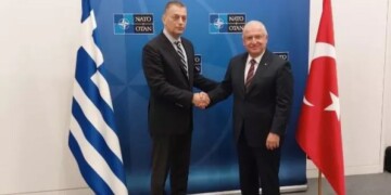 Ενθαρρυντικές είναι οι πρώτες ενδείξεις από τις επαφές των υπουργών Άμυνας Ελλάδας και Τουρκίας, Αλκιβιάδη Στεφανή και Γιασάρ Γκιουλέρ.