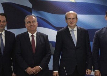 Τους έξι στόχους για την οικονομία την επόμενη τετραετία ανέπτυξε ο υπουργός Οικονομίας και Οικονομικών Κωστής Χατζηδάκης, κατά την τελετή παράδοσης - παραλαβή