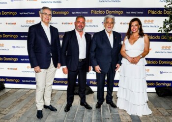 (Αριστερά προς τα δεξιά): Αντώνης Βαρθολομαίος (Διευθύνων Σύμβουλος Παγκρήτιας Τράπεζας), Αλέξανδρος Εξάρχου (Αντιπρόεδρος και Διευθύνων Σύμβουλος Ομίλου Intrakat), Πλάθιντο Ντομίνγκο, Ελένη Βρεττού (Διευθύνουσα Σύμβουλος Attica Bank)