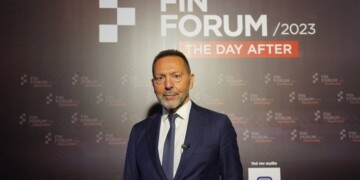 Τ
ο τοπίο που δημιουργείται στην ελληνική οικονομία και το τραπεζικό σύστημα μετά τις αλλεπάλληλες κρίσεις και την επανάκτηση επενδυτικής βαθμίδας, σκιαγράφησε ο διοικητής της Τράπεζας της Ελλάδος Γιάννης Στουρνάρας.