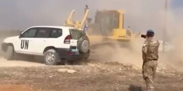 Τον γύρο του κόσμου κάνουν εικόνες και καταγγελίες από το επεισόδιο στα Κατεχόμενα της Κύπρου, όπου Τουρκοκύπριοι επιτίθενται με μπουλντόζες σε βάρος κυανόκρανων του ΟΗΕ