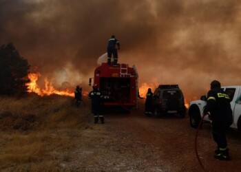 Καίει τον Εθνικό Δρυμό η φωτιά στην Πάρνηθα - Γλίτωσαν οι Θρακομακεδόνες
