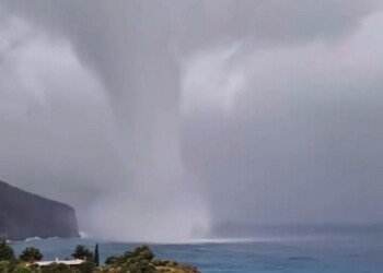 Ακόμα και υδροστρόβηλο προκάλεσε η κακοκαιρία Daniel που βρίσκεται σε εξέλιξη στην Ελλάδα, προκαλώντας πλημμύρες, κατολισθήσεις και λόγω της οποίας ένας άνθρωπος έχει χάσει τη ζωή του