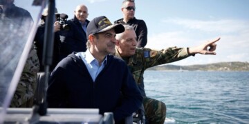 Ο πρωθυπουργός Κυριάκος Μητσοτάκης με τον Α/ΓΕΕΘΑ Κωσταντίνο Φλώρο