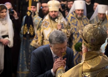 epaselect epa07264632 Ukrainian President Petro Poroshenko (C) kisses the hand of Ecumenical Patriarch Bartholomew I (R) during the handing ceremony of the Tomos decree of autocephaly for Ukrainian church at the Patriarchal Church of St. George in Istanbul, Turkey, 06 January 2019. The Metropolitan Epifaniy and top Ukrainian officials arrived in Turkey for the ceremony of the Tomos of autocephaly for newly elected the head of Ukraine Orthodox Church in Istanbul.  EPA-EFE/TOLGA BOZOGLU