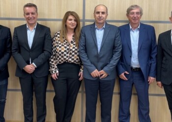 Στη φωτογραφία, από αριστερά: Ιωάννης Γιαννίτσης, Εμπορικός Διευθυντής Cold Sin, Αθανάσιος Παπανικολάου, CEO Vivartia, Σταυρούλα Γκελπενή, Γενική Διευθύντρια Cold Sin, Γιώργος Γιαννίτσης, Διευθύνων Σύμβουλος Cold Sin, Παναγιώτης Θρουβάλας, Πρόεδρος Vivartia, Χρήστος Τσόλκας, CEO ΔΕΛΤΑ