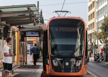 Στιγμιότυπο από σταθμό τραμ στην Αθήνα, Πέμπτη 21 Σεπτεμβρίου 2023. 
(ΓΙΩΡΓΟΣ ΚΟΝΤΑΡΙΝΗΣ/EUROKINISSI)