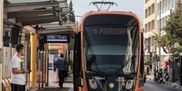 Στιγμιότυπο από σταθμό τραμ στην Αθήνα, Πέμπτη 21 Σεπτεμβρίου 2023. 
(ΓΙΩΡΓΟΣ ΚΟΝΤΑΡΙΝΗΣ/EUROKINISSI)