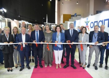 Η κοπή της κορδέλας των εγκαινίων της ΟΠΑΠ Marathon EXPO