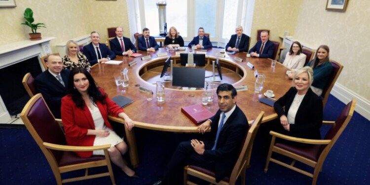 A handout photograph released by the Northern Ireland executive on February 5, 2024 show Britain's Prime Minister Rishi Sunak (2nd R), newly appointed Northern Ireland's First Minster, Sinn Fein's Michelle O'Neill (R), newly appointed Northern Ireland's deputy First Minster, Democratic Unionist Party's Emma Little Pengelly (2nd L) and Britain's Northern Ireland Secretary Chris Heaton-Harris (L) attending a meeting at Stormont Castle, in Stormont. Sunak is on a two-day visit to Northern Ireland, the day after Sinn Fein's Michelle O'Neill made history by becoming its first nationalist leader. (Photo by Kelvin BOYES / NORTHERN IRELAND EXECUTIVE / AFP) / RESTRICTED TO EDITORIAL USE - MANDATORY CREDIT "AFP PHOTO /  NORTHERN IRELAND EXECUTIVE / Kelvin BOYES  " - NO MARKETING NO ADVERTISING CAMPAIGNS - DISTRIBUTED AS A SERVICE TO CLIENTS