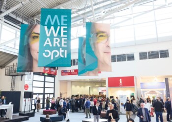 Besucher strömen durch den Eingang Nordost der Messe München, um die neuesten Innovationen und Trends der Optikbranche auf der opti 2024 zu entdecken.