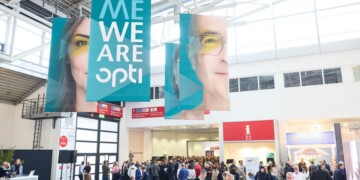 Besucher strömen durch den Eingang Nordost der Messe München, um die neuesten Innovationen und Trends der Optikbranche auf der opti 2024 zu entdecken.