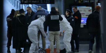 French forensic and judicial police work after a knife attack at Paris's Gare de Lyon railway station, a major travel hub on February 3, 2024. Police said that the suspected attacker had been arrested and that the motives behind the attack were unclear. The 8:00 am (0700 GMT) attack left one person with serious injuries while two others were lightly wounded. (Photo by Thomas SAMSON / AFP)