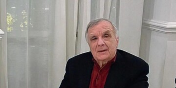 Συγκλονισμένος δηλώνει ο εφοπλιστής Σπύρος Καρνέσης από την πρωτοφανή τραγωδία που εκτυλίχθηκαν στα γραφεία της ναυτιλιακής της οικογένειάς του, στη Γλυφάδα.