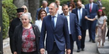 Ε μφανής είναι πλέον η πολιτική και διοικητική δυσλειτουργία στο υπουργείο Εξωτερικών, με τις συγκρούσεις της πολιτικής ηγεσίας να παρεμβάλλονται κα να εκτροχιάζουν ακόμη και τυπικές λειτουργίες