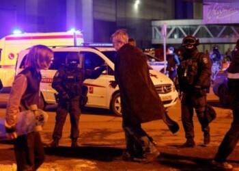 Τουλάχιστον 40 νεκροί και 100 τραυματίες είναι ο απολογισμός επίθεσης ενόπλων σε κλειστή συναυλία στη Μόσχα, με τις αρχές να εκφράζουν φόβους για περισσότερους νεκρούς,