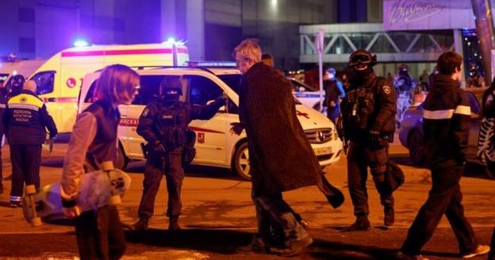 Τουλάχιστον 40 νεκροί και 100 τραυματίες είναι ο απολογισμός επίθεσης ενόπλων σε κλειστή συναυλία στη Μόσχα, με τις αρχές να εκφράζουν φόβους για περισσότερους νεκρούς,