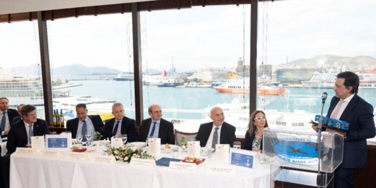 Άποψη από το Επίσημο Τραπέζι, από αριστερά προς τα δεξιά: 
Ο κύριος Γιώργος Ξυραδάκης Πρόεδρος της ένωσης χρηματοοικονομικών στελεχών Ναυτιλίας, ο κύριος Βώκος Θεόδωρος Διευθύνων Σύμβουλος Εκθέσεις Ποσειδώνια ΑΕ,     ο κύριος Φραγκούλης Κωστής Πρόεδρος του Propeller Club Port of Piraeus, o κύριος Κωστής Χατζηδάκης Υπουργός Εθνικής Οικονομίας και Οικονομικών, ο κύριος Βασίλειος Λογοθέτης μέλος του Δ.Σ. του Ναυτικού Επιμελητηρίου Ελλάδος, η κυρία Βιβή Κολλιοπούλου Πρόεδρος της Wista Hellas και στο βήμα ο ο κύριος Γεώργιος Σπ. Αλεξανδράτος Πρόεδρος της Ναυτιλιακής Λέσχης Πειραιώς, κατά την διάρκεια της ομιλίας του.