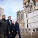 En esta foto distribuida por la Oficina de Prensa de la Presidencia de Ucrania, el presidente ucraniano Volodymyr Zelenskyy, 2do izquierda, y el primer ministro de Grecia,  Kyriakos Mitsotakis, 3ro izquierda, caminan por una zona residencial dañada por un ataque ruso en Odesa, miércoles 6 de marzo de 2024. (Oficina de Prensa de la Presidencia de Ucrania via AP)