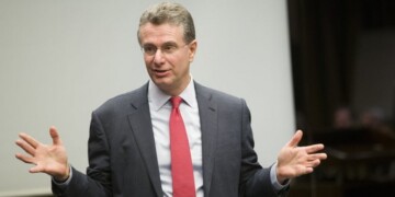 Το ζήτημα της αναγκαιότητας των μεταρρυθμίσεων στη Δικαιοσύνη για την προσέλκυση επενδύσεων επανάφερε με την ομιλία του στο Οικονομικό Φόρουμ των Δελφών ο CEO του Τιτάνα και πρόεδρος του ΣΕΒ Δημήτρης Παπαλεξόπουλος.